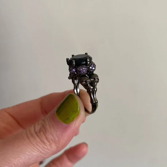 Dark 925 Silver Ring w Skull Heads and Purple Stone Accents & Black Center Stone - Picture 6 of 6